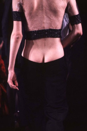 McQueen, Alexander, divat enciklopédia (McQueen) McQueen, Alexander, divat enciklopédia