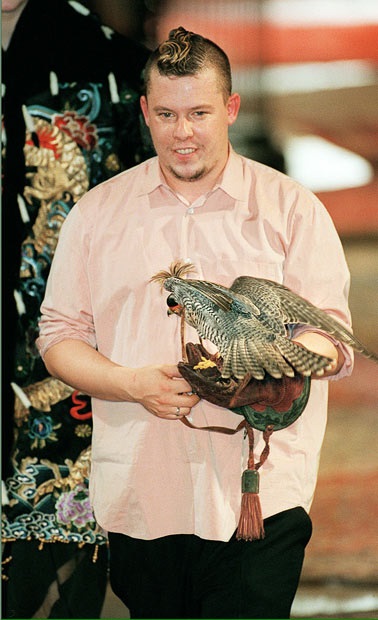 McQueen, Alexander, divat enciklopédia (McQueen) McQueen, Alexander, divat enciklopédia