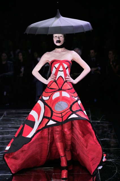 McQueen, Alexander, divat enciklopédia (McQueen) McQueen, Alexander, divat enciklopédia