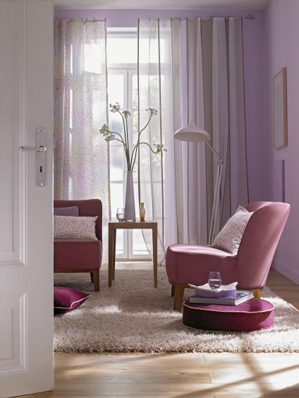Bíbor színű a belső kombinációja szürke redőnyök, függönyök, tapéta és kanapé
