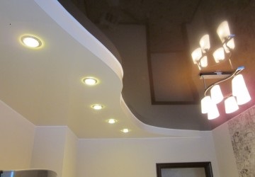 Multi-level mennyezet világítás fotó a konyhában és a fürdőszobában