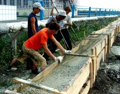 Szerelés és beépítés beton kerítés kezével