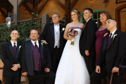 Ruhák szülők menyasszony és a vőlegény az esküvő napján