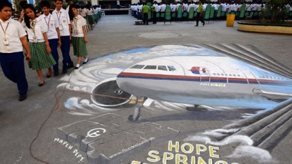 Következetlenségek és furcsa körülmények között eltűnése és összeomlása Boeing Malaysia Airlines