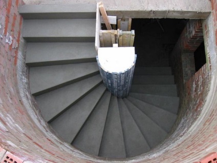Zsaluzat beton lépcsőn, hogy hogyan lehet a saját kezét