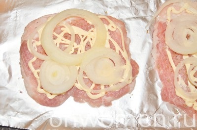 Borda, sült gombával, paradicsommal és sajttal recept fényképpel (karaj) Borda, sült gombával, paradicsommal, sajttal recept egy fotó