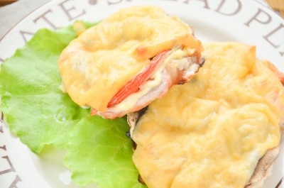 Borda, sült gombával, paradicsommal és sajttal recept fényképpel (sült) Borda, sült gombával, paradicsommal, sajttal recept egy fotó