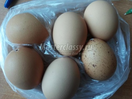 Húsvéti fa tojás kezük (a fa tojásaikat) Húsvéti fa tojás kezük