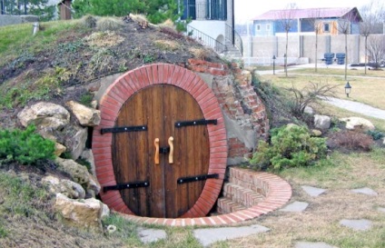Pince a kezüket, a ház és a kert (kezével) Pince a kezüket, a ház és kert