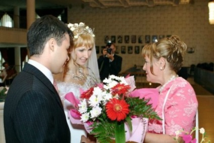 Gratulálunk az esküvő egy fiatal menyasszony anyja