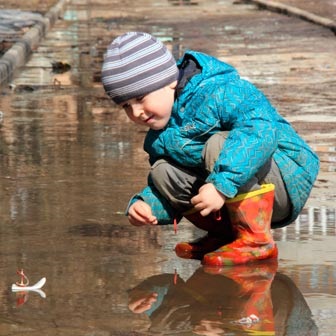 a gyermek sétál a tavaszi hogyan kell öltözni, hogy mit kell csinálni, és mit kell játszani