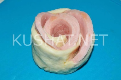 Roses kolbász tésztával (rozetták) Roses a tésztát kolbász