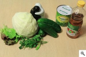 Káposztasaláta, uborka és zöldborsó, ecettel