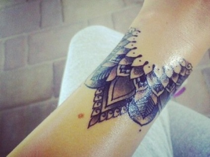 Tetoválás a csuklóját a lányok értelmében a felirat