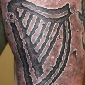 kő tetoválás