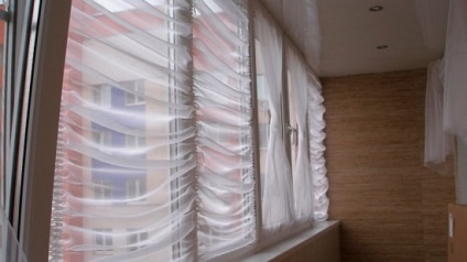 Tüll az erkélyen kezével (erkély) Tüll az erkélyen kezével