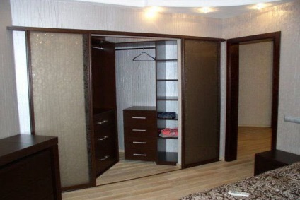 Corner gardrób szekrény a hálószobában kezével fotó és a design