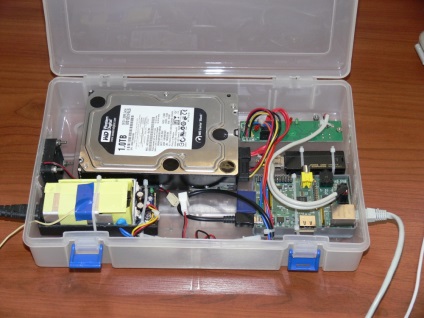 Usb-IDE adapter a kezével (a kézzel ágy szekrény) Usb-IDE adapter kezük