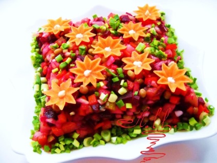Vinaigrette díszített különleges módon, hogy hozzon létre egy nyaralás egy tálban (reszelt tojásfehérje) Vinaigrette díszített különleges módon, hogy hozzon létre egy nyaralás egy tálban