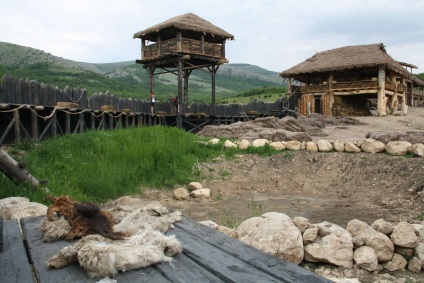 A Krím-félszigeten, építettek a falu a vikingek képet történet az új Movie Park (dekoráció Viking film a nyereg) A Krím-félszigeten, építettek a falu a vikingek Fotóriport New Kinopark
