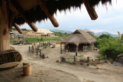 A Krím-félszigeten, építettek a falu a vikingek képet történet az új Movie Park (dekoráció Viking film a nyereg) A Krím-félszigeten, építettek a falu a vikingek Fotóriport New Kinopark