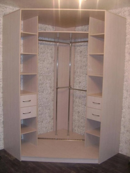 Beépített szekrények a hálószobában fénykép sarkában a kezüket, a design a belsőépítészet, sarok