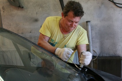 Cseréje a szélvédő saját kezűleg (kövesse a lépésről lépésre útmutató a tengerimalac -. Daewoo Matiz.) Cseréje a szélvédő saját kezűleg
