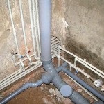 Cseréje az emelőcső vízellátás és csatornázás a lakásban szakaszában munkák (szennyvíz) Cseréje a felszálló cső vízellátás és csatornázás a lakásban szakaszában a munka