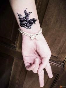 Jelentés tetoválás vagy lenyelni tetoválás jelentése fecske