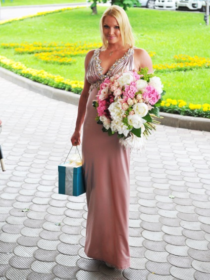 Star „világít” a vörös szőnyegen (Anna Sedokova fotó) Star „világít” a vörös szőnyegen