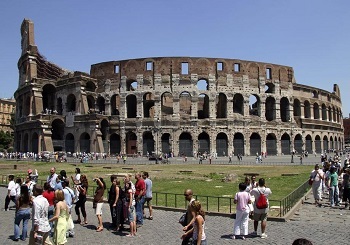 Hol van a Colosseum és ki építette