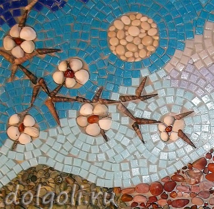 A kép a kövek, kagylók és mozaikok saját kezűleg