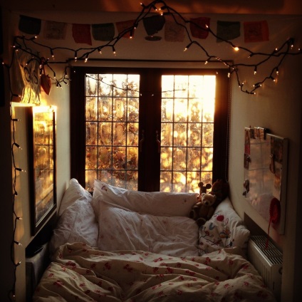 Az ágy kopjafa az ablak a hálószobában, a tervezés, tettem vissza a lehető