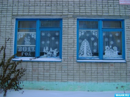 Karácsonyi dekoráció az ablakok az óvodában