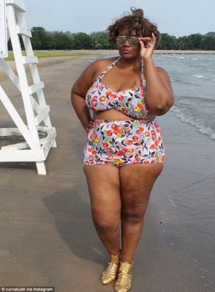 Csábító bbw kérkedik a strandokon egy bikini, umkra