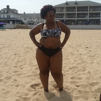 Csábító bbw kérkedik a strandokon egy bikini, umkra
