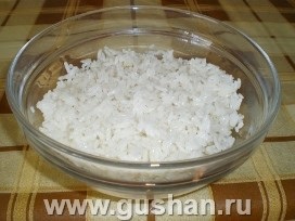 Omlós rizst egy serpenyőben, szakács egyszerű és finom