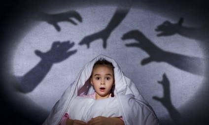 A gyermek fél a sötétben, az orvosok, banyák, hogy ezt a félelmet a gyerekek