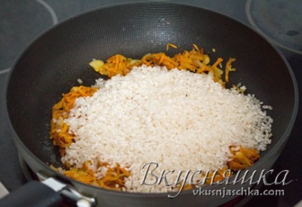 Rice egy serpenyőben morzsolódó