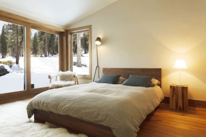 A hálószoba egyszerű és ízléses képet és belső kialakítás, kis ágy könnyebb, elegáns felújítás