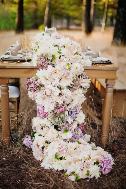 A trend virág girland az esküvői asztalra