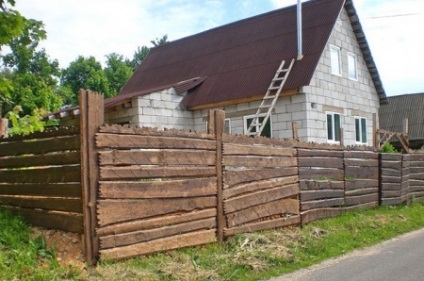 Kerítés szegély a testület a kezével, épület portál