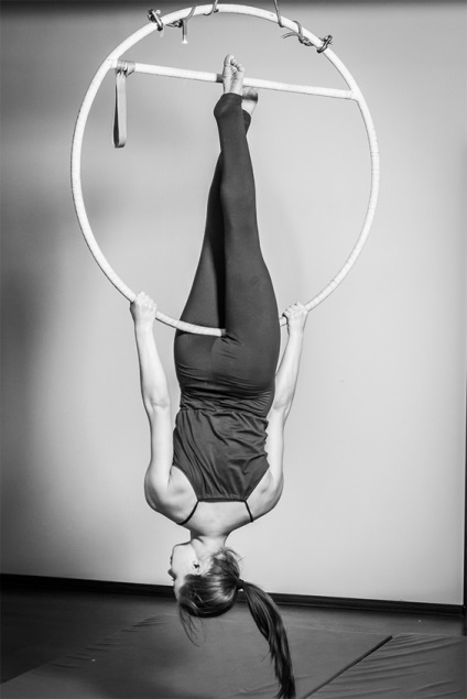 Akrobatika a levegőben gyűrű - képzés Jekatyerinburgban, pólus art - Táncstúdió a pilon