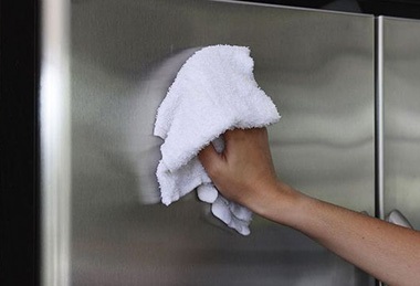 Mit és hogyan kell mosni a hűtőben, amit azt jelenti, hogy tisztítsa ki a zsír és a sárgaság