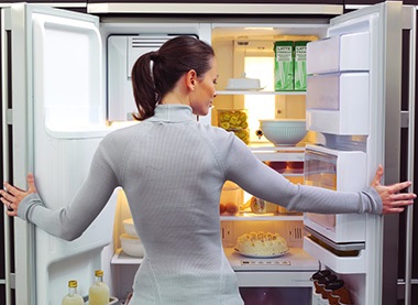 Mit és hogyan kell mosni a hűtőben, amit azt jelenti, hogy tisztítsa ki a zsír és a sárgaság