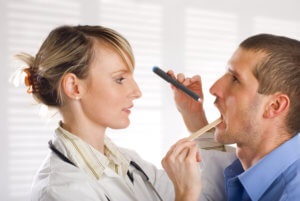 Mint kezelni gége- felnőttek gyógyszeres inhaláció, népi receptek (gége- tünetek felnőtteknél) Mint kezelni gége- felnőttek gyógyszeres inhaláció, hagyományos receptek