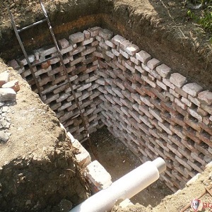 Drain leeresztő lyuk a kezüket, a választás a kavics (vízelvezetés) Drain leeresztő lyuk a kezüket, a választás a törmelék