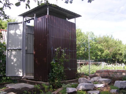 Zuhany kertben kunyhók, zuhanyzó, nincs folyóvíz, fotó és videó