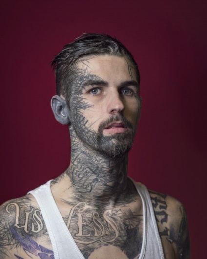 A fotós megpróbálta megmutatni az embereknek mögé bújva egy tetoválás az arcán