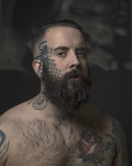 A fotós megpróbálta megmutatni az embereknek mögé bújva egy tetoválás az arcán